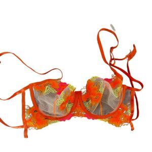 Lacy floral appliqué bra
